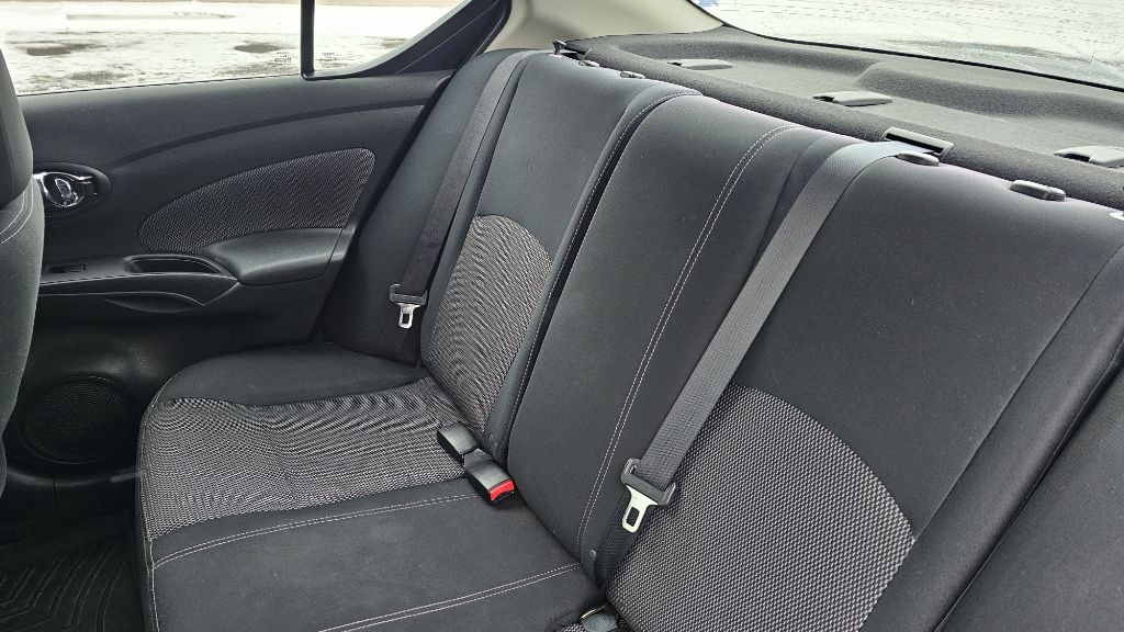 2015 Nissan Versa Image 13