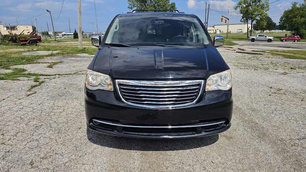 2012 Chrysler Town & Country Image 2