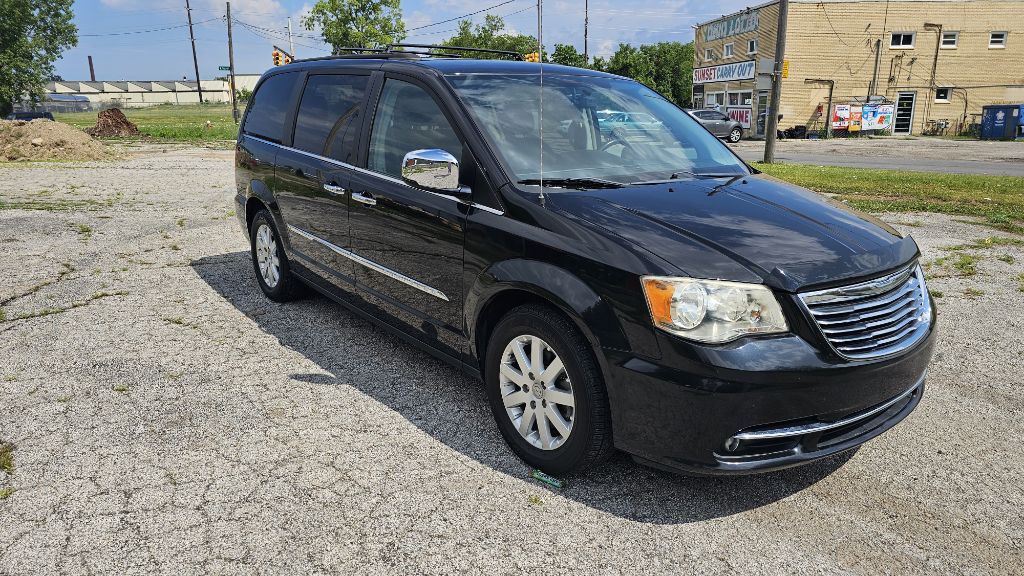 2012 Chrysler Town & Country Image 3