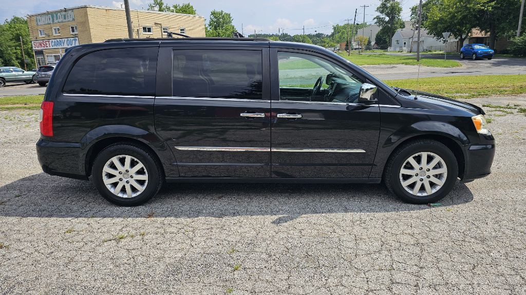 2012 Chrysler Town & Country Image 4
