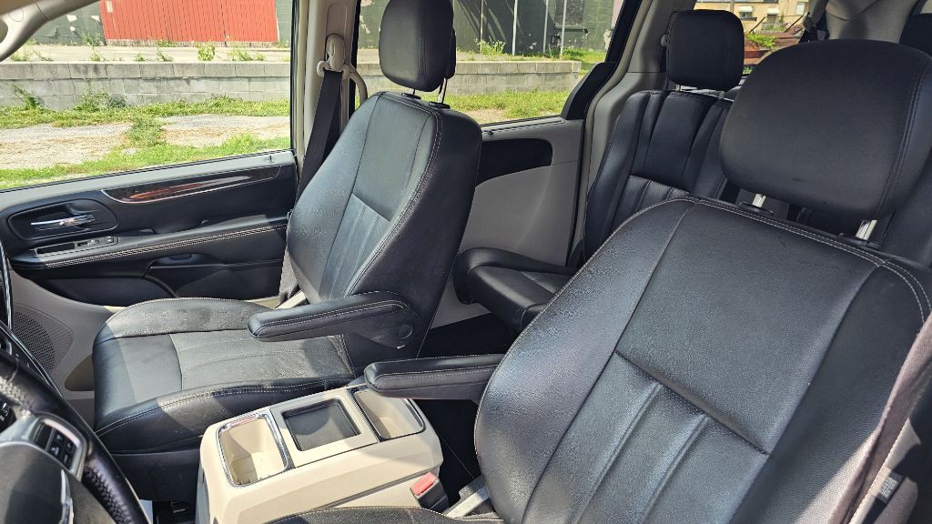 2012 Chrysler Town & Country Image 10