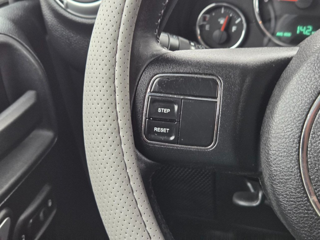 2013 Jeep Wrangler Image 24