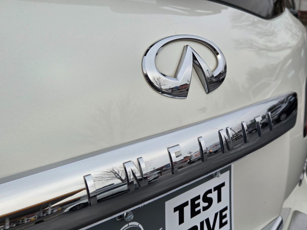 2015 INFINITI QX80 Image 9
