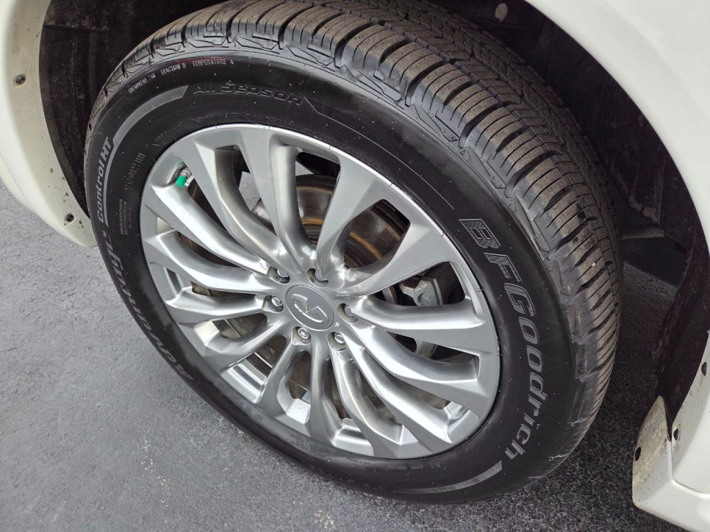 2015 INFINITI QX80 Image 11