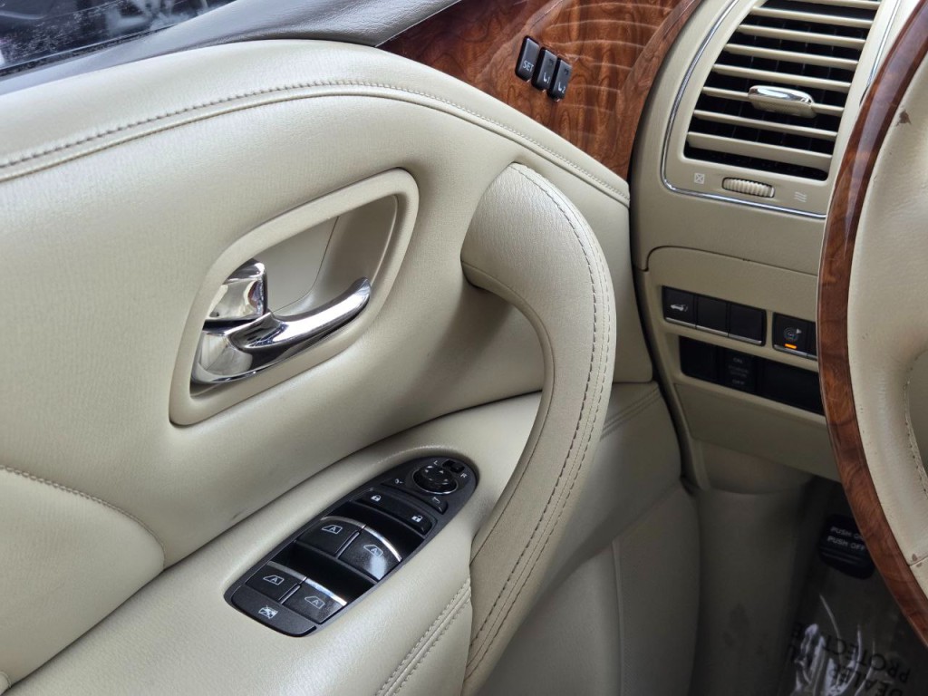 2015 INFINITI QX80 Image 33