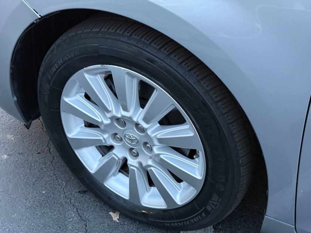 2011 Toyota Sienna Image 8