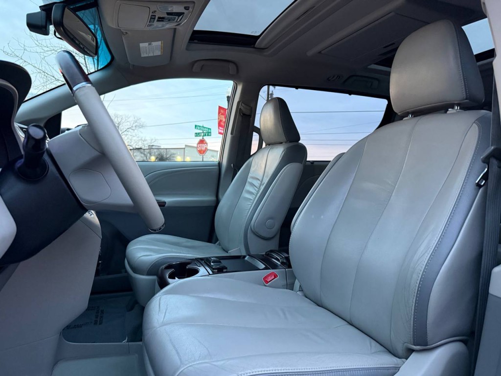2011 Toyota Sienna Image 12