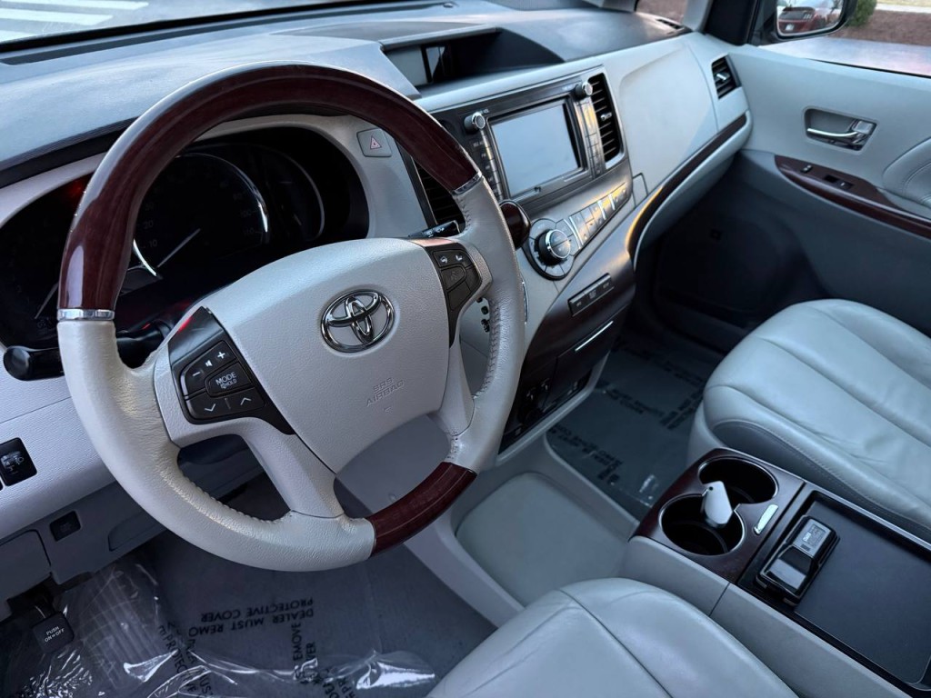 2011 Toyota Sienna Image 13