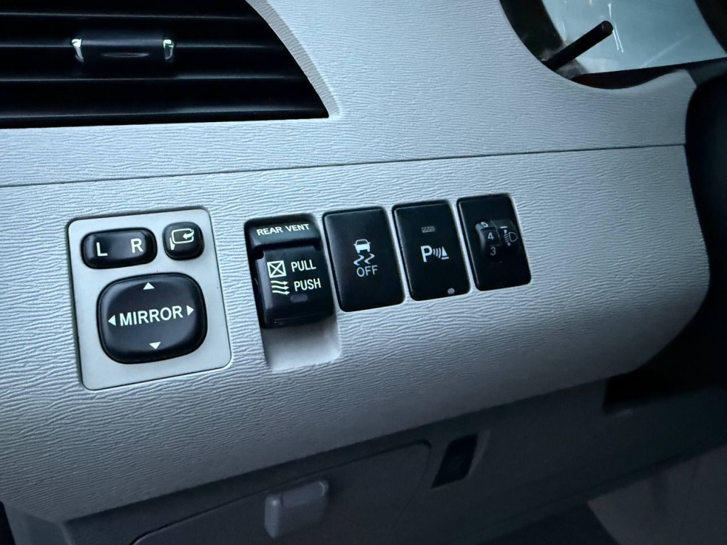 2011 Toyota Sienna Image 14