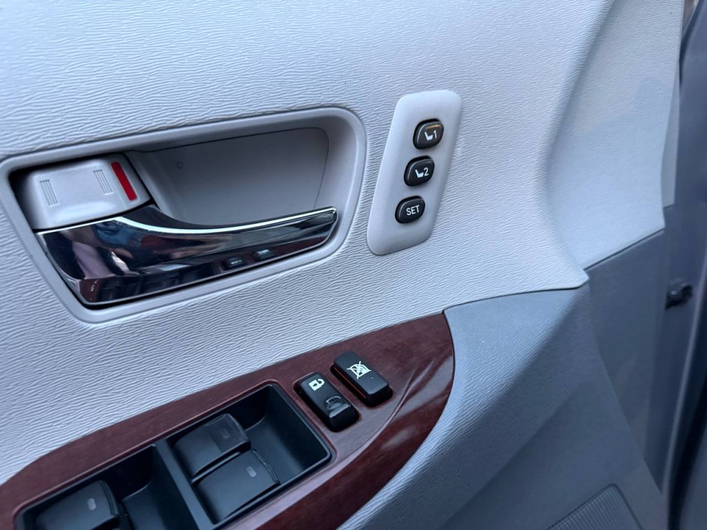 2011 Toyota Sienna Image 15