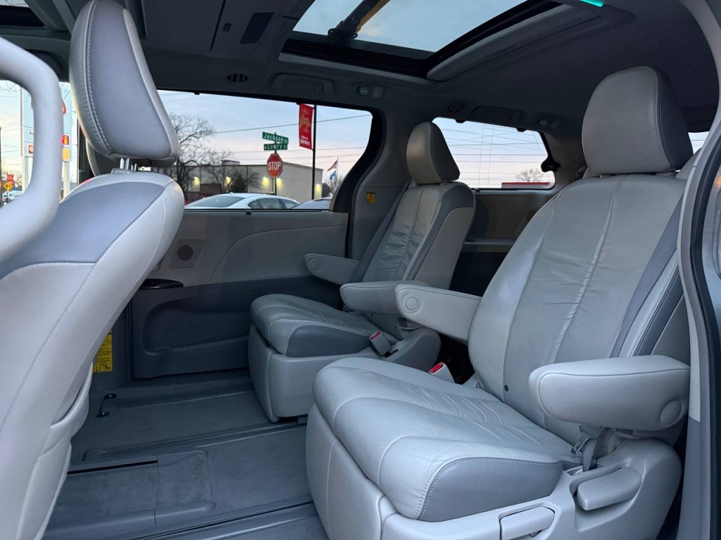 2011 Toyota Sienna Image 18