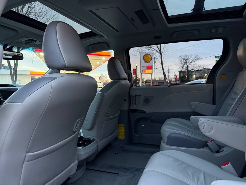 2011 Toyota Sienna Image 19