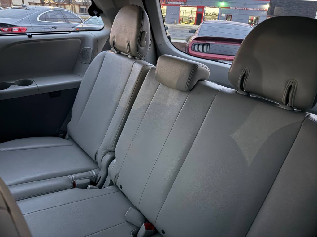 2011 Toyota Sienna Image 20