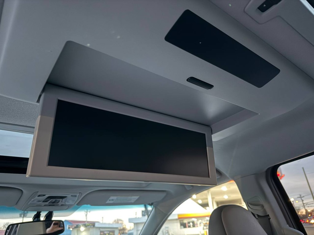 2011 Toyota Sienna Image 21