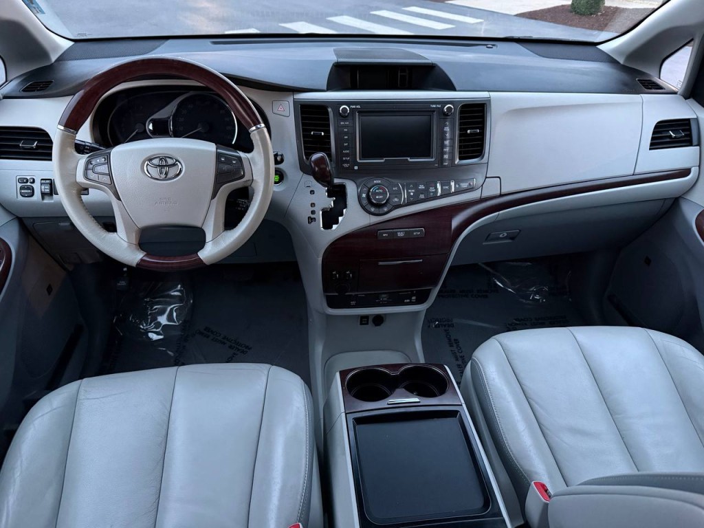 2011 Toyota Sienna Image 22