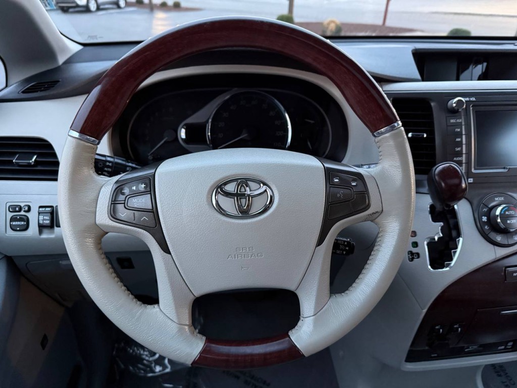 2011 Toyota Sienna Image 23