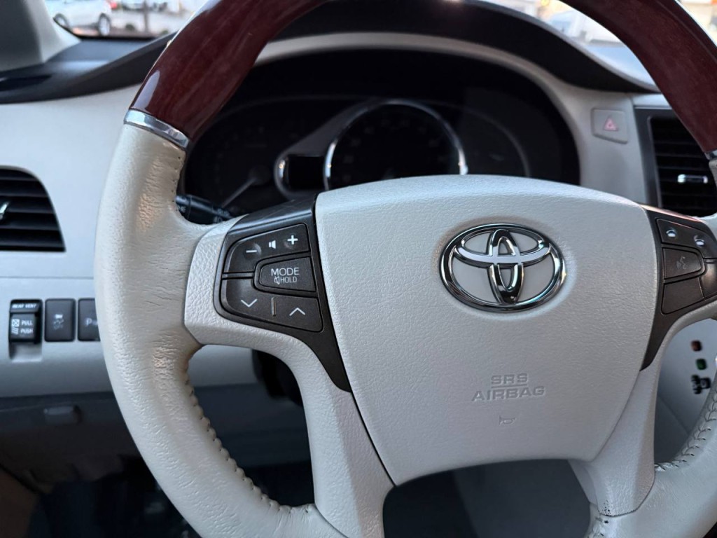 2011 Toyota Sienna Image 24
