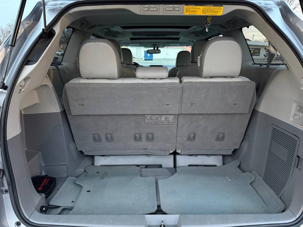2011 Toyota Sienna Image 26