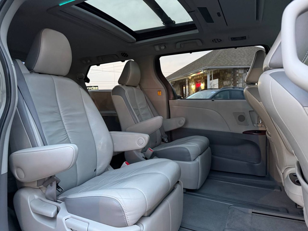 2011 Toyota Sienna Image 28