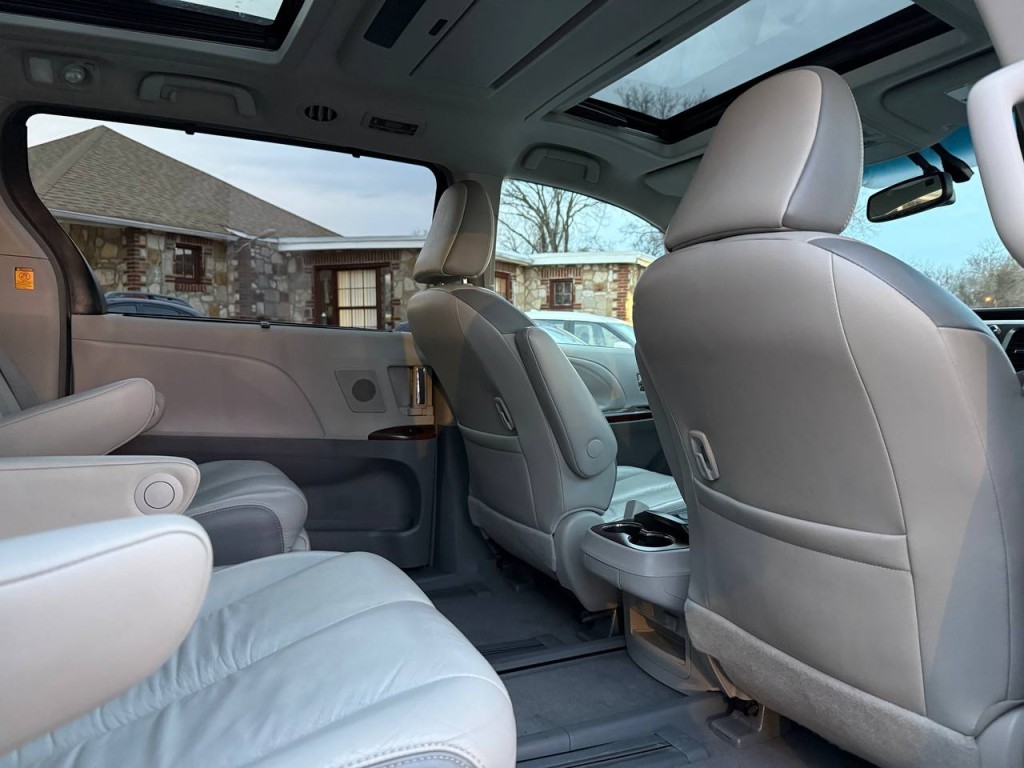 2011 Toyota Sienna Image 29