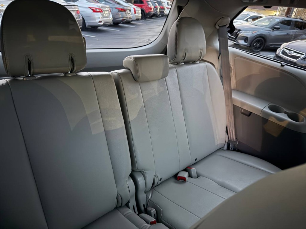 2011 Toyota Sienna Image 30