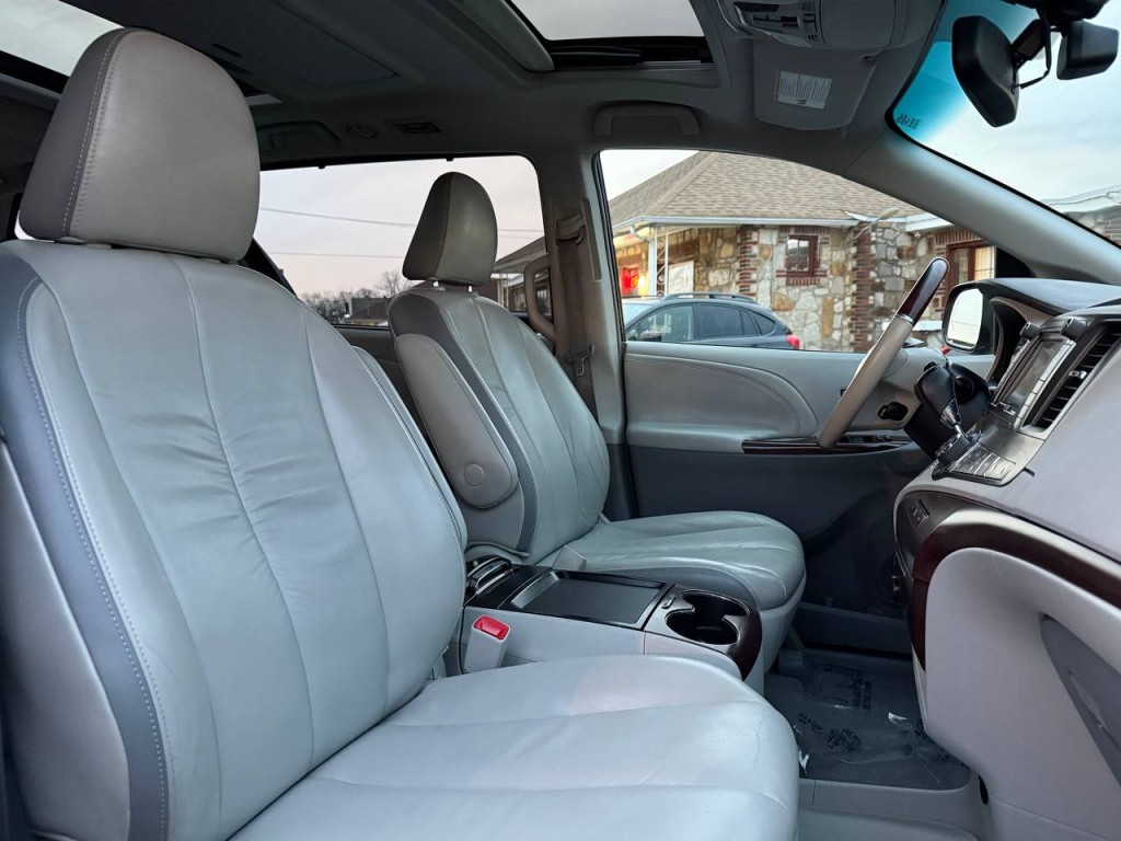 2011 Toyota Sienna Image 31