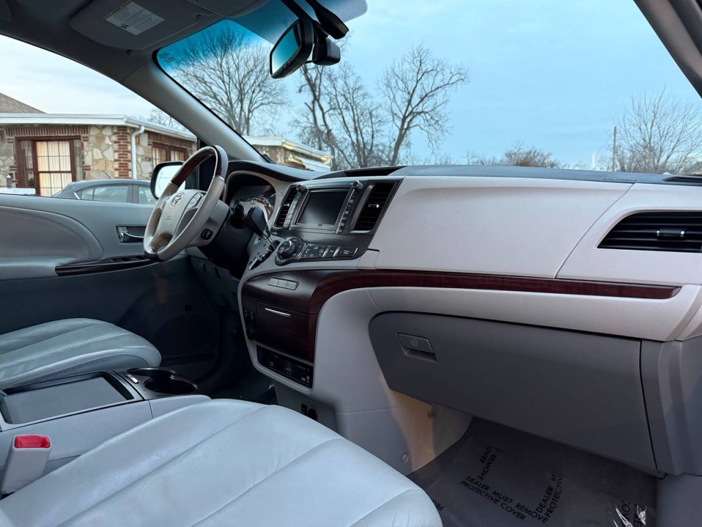 2011 Toyota Sienna Image 32