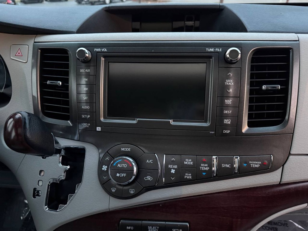 2011 Toyota Sienna Image 35