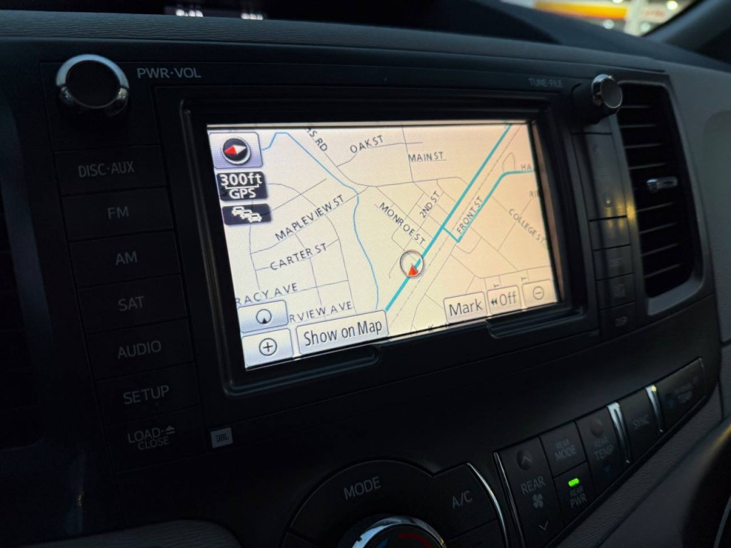 2011 Toyota Sienna Image 37