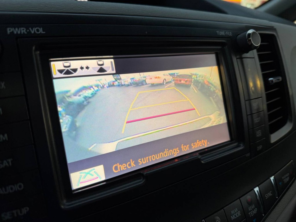 2011 Toyota Sienna Image 38