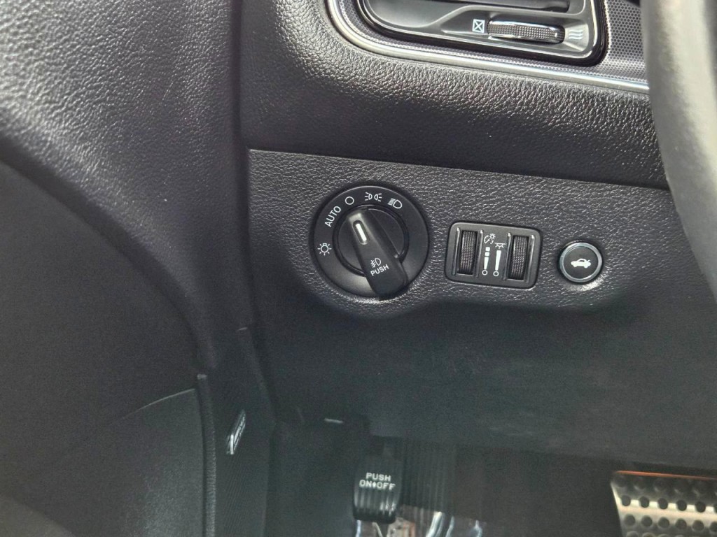 2017 Dodge Challenger Image 27