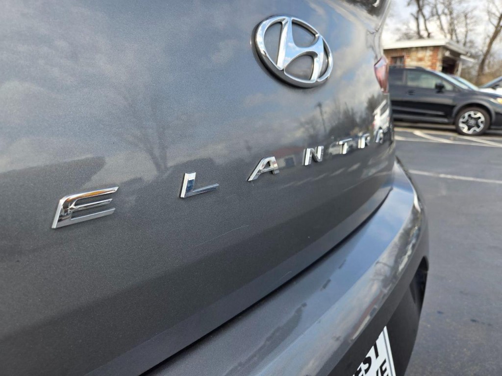 2019 Hyundai Elantra Image 8