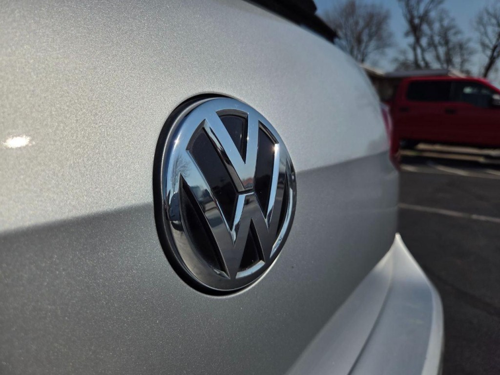 2017 Volkswagen GTI Image 8