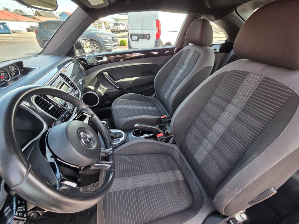 2012 Volkswagen Beetle Image 9