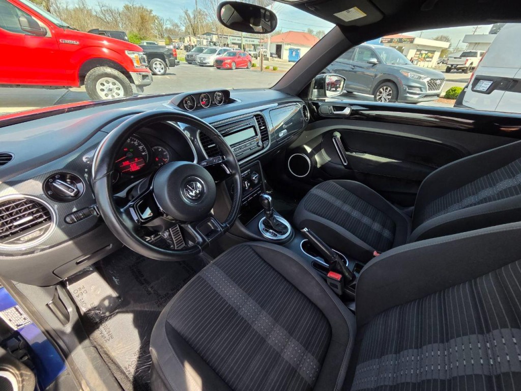 2012 Volkswagen Beetle Image 10