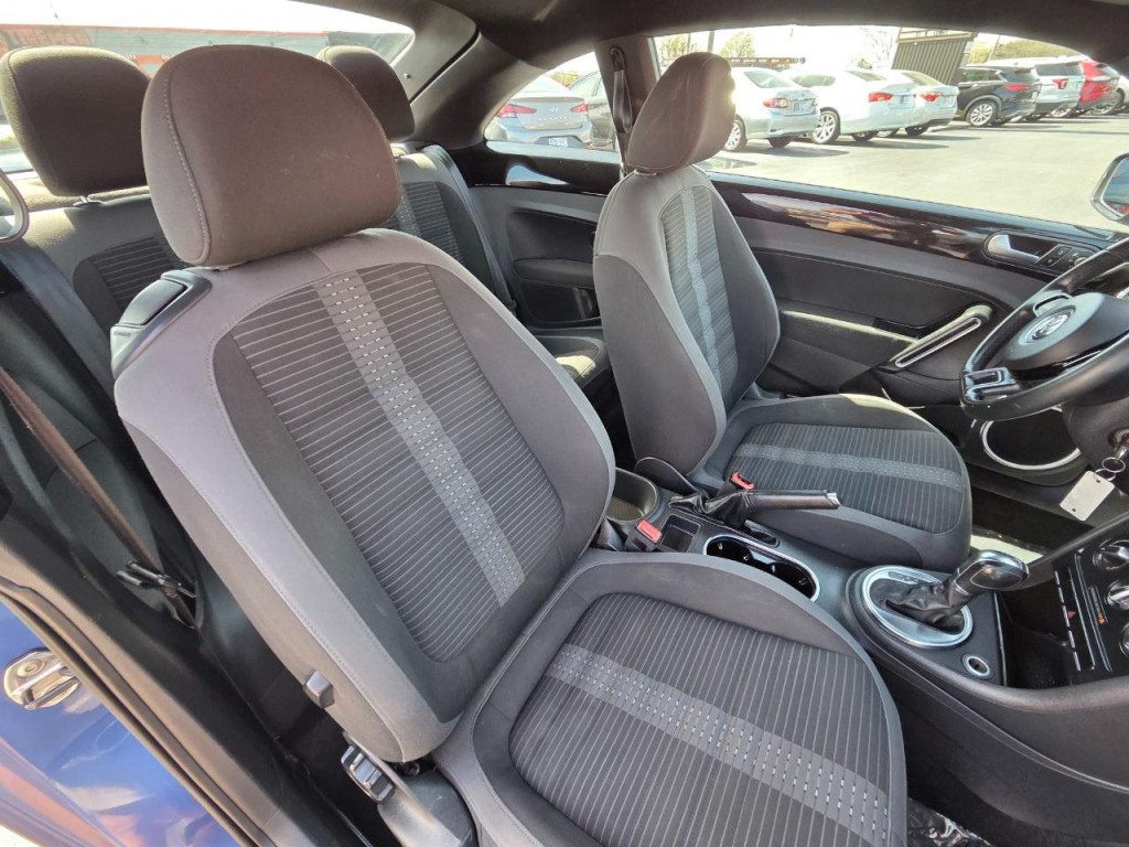 2012 Volkswagen Beetle Image 13