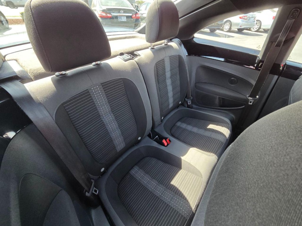 2012 Volkswagen Beetle Image 14