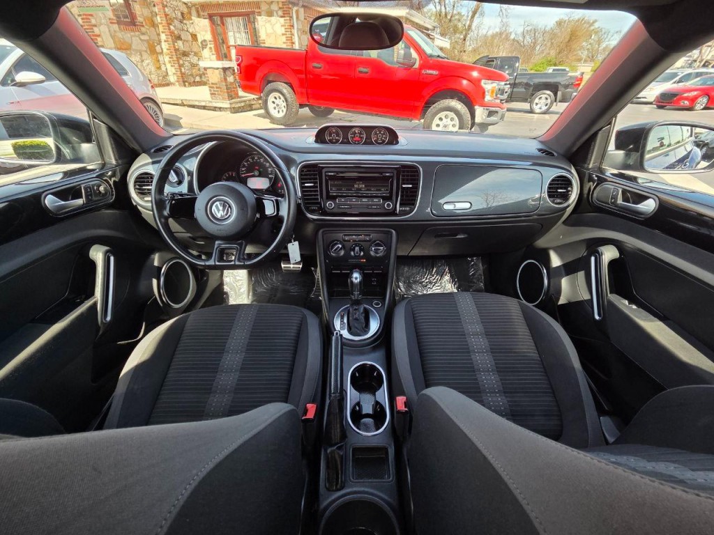 2012 Volkswagen Beetle Image 15