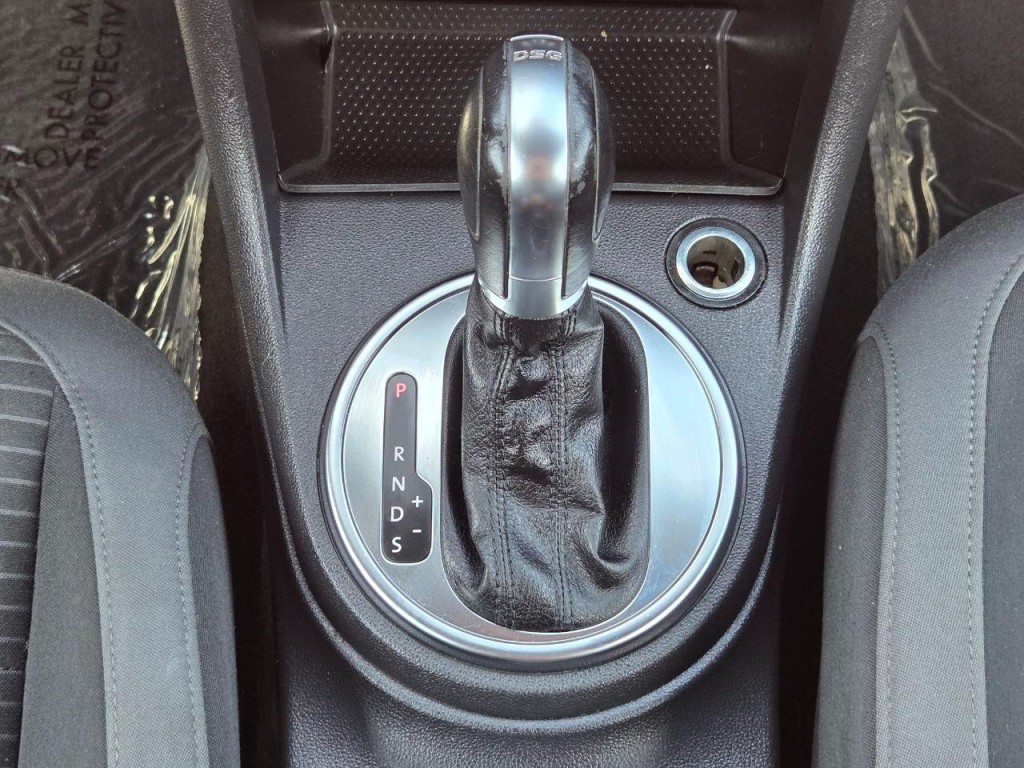 2012 Volkswagen Beetle Image 19