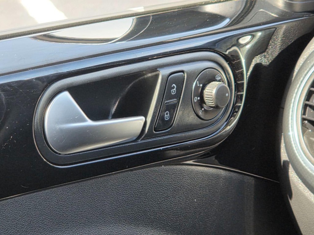 2012 Volkswagen Beetle Image 22