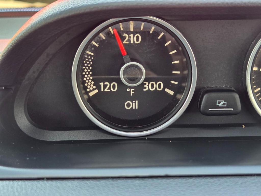 2012 Volkswagen Beetle Image 24