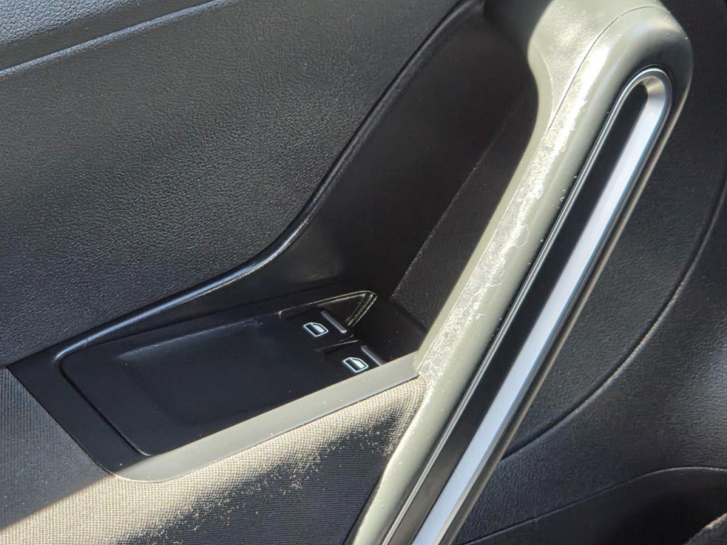 2012 Volkswagen Beetle Image 26