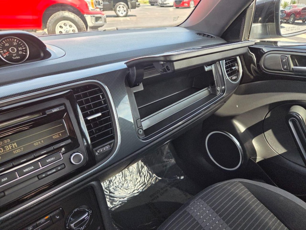 2012 Volkswagen Beetle Image 28