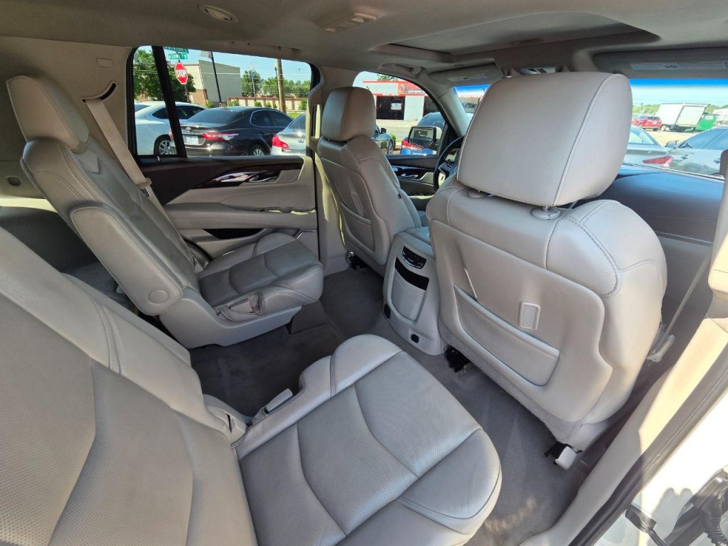 2015 Cadillac Escalade Image 16