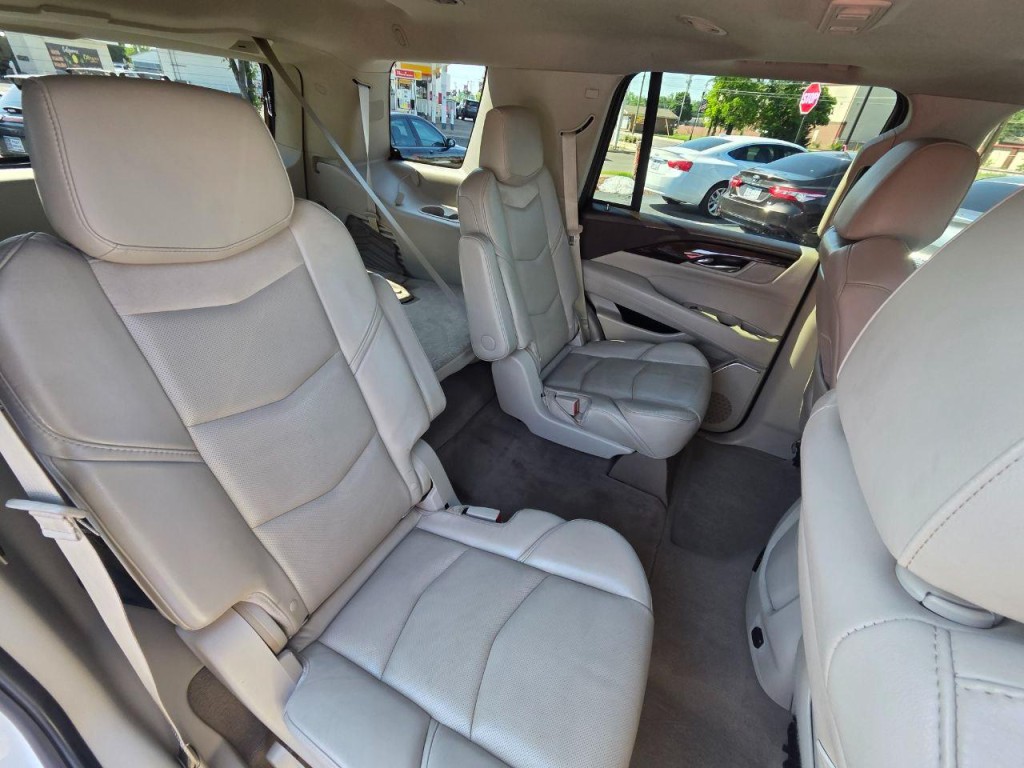 2015 Cadillac Escalade Image 17