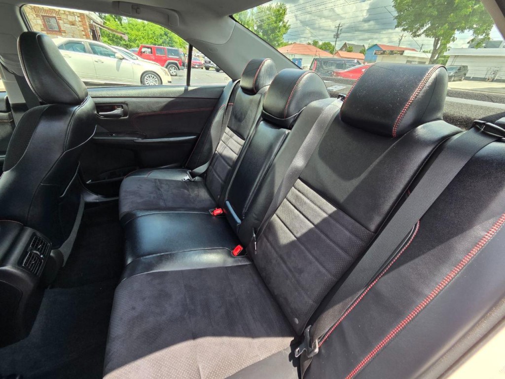 2016 Toyota Camry Image 15