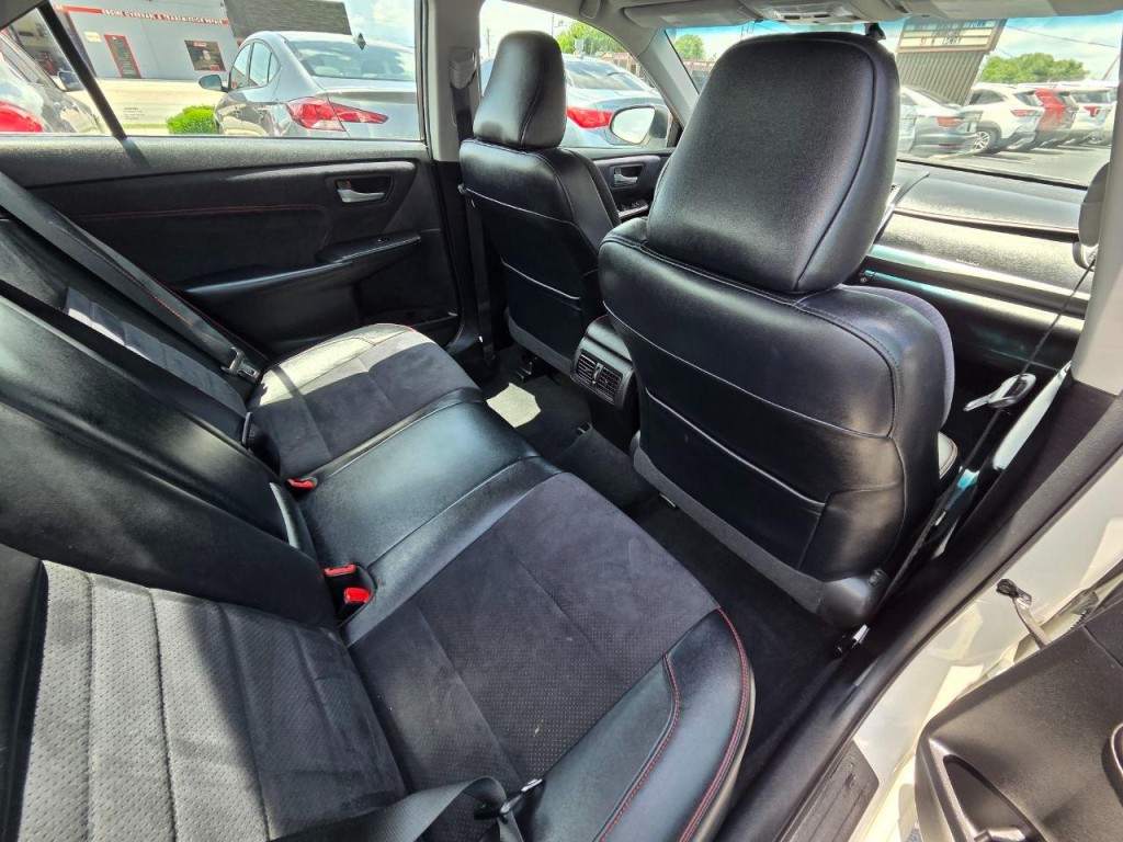 2016 Toyota Camry Image 16