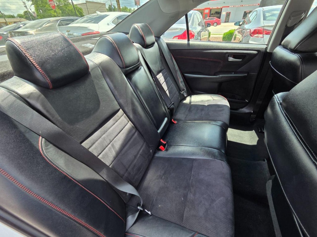 2016 Toyota Camry Image 17