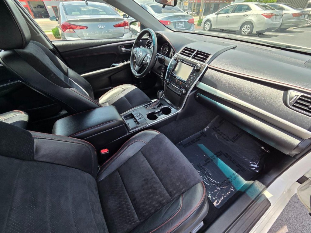 2016 Toyota Camry Image 18