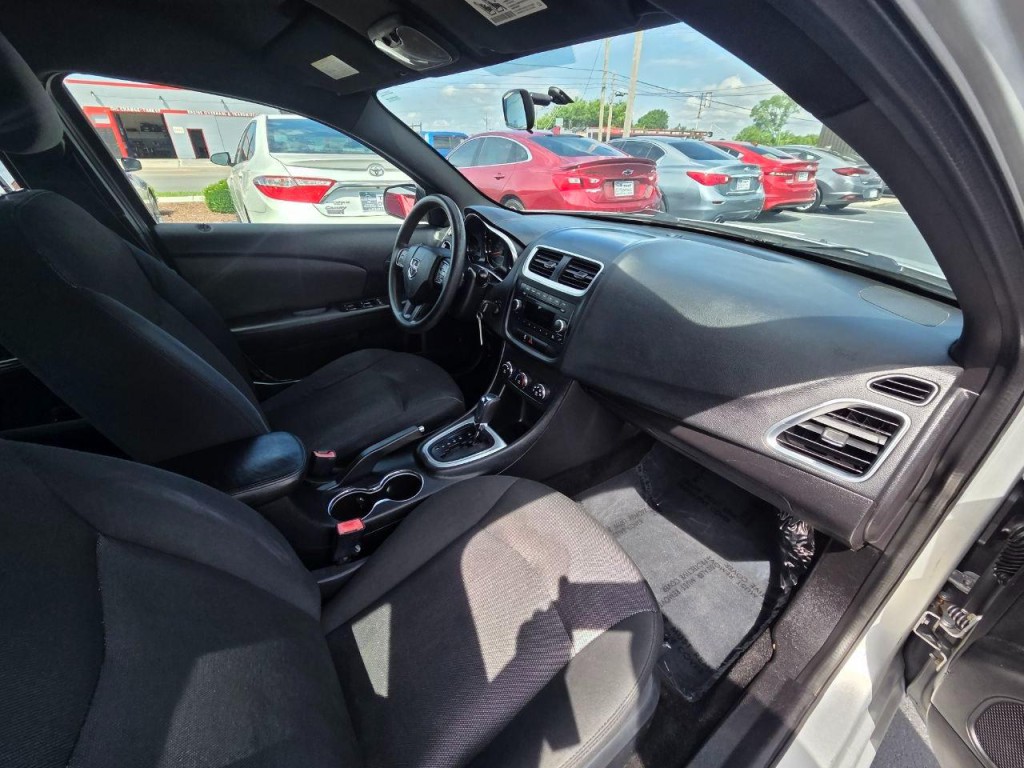 2012 Dodge Avenger Image 15